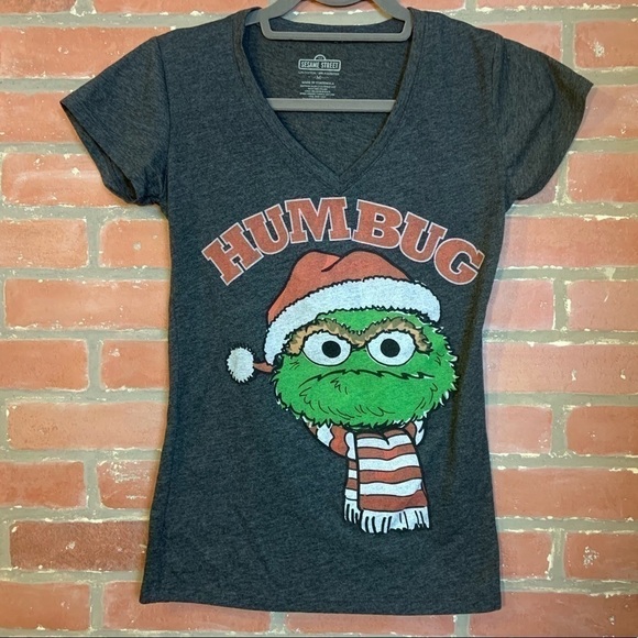 𝅺CHRISTMAS Sesame Street grouch T shirt - Picture 1 of 5